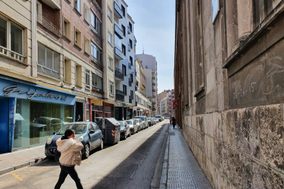 Una mujer cruza por la calle San Julián. ECB