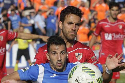 Fernando Carralero se dispone a controlar un balón en el partido contra el Linares.-IDEAL.ES