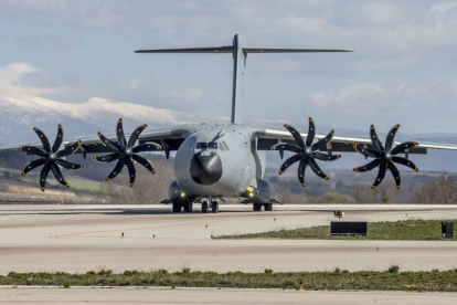 Imagen del avión en el que evacuaron al personal civil.-SANTI OTERO