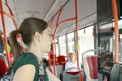 Una viajera pasa su tarjeta en el lector para utilizar el autobús urbano.-RAÚL G. OCHOA