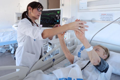 La doctora Bravo atiende a una paciente.-ISRAEL L. MURILLO