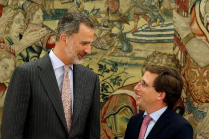 Felipe VI y el alcalde de Madrid, José Luis Martínez-Almeida, durante la audiencia celebrada esta miércoles en el Palacio de La Zarzuela.-J.J.GUILLÉN (EFE)