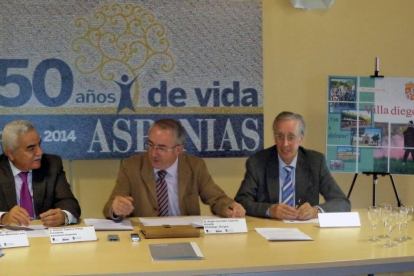 El presidente de Aspanias Burgos (izq) y el de Fundación Aspanias (dcha), junto al alcalde de Villadiego (centro) durante la firma-ECB