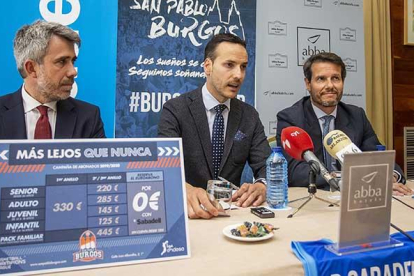 El presidente del San Pablo Burgos, Félix Sancho, presenta la campaña junto a los representantes del BancoSabadell, Francisco Javier Illana y Eduardo Currás.-SANTI OTERO