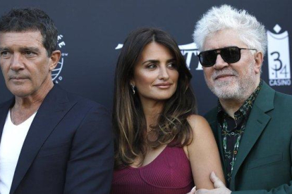 Antonio Banderas, Penélope Cruz y Pedro Almodóvar, en Cannes, esta semana.-AP / PETROS GIANNAKOURIS
