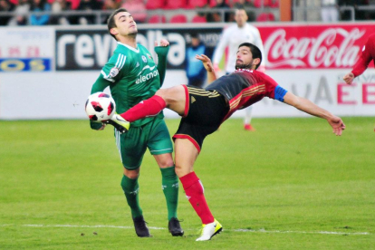 Kijera despeja un balón en el choque que enfrentó al Mirandés con el Arenas el pasado lunes.-JOSÉ ESTEBAN EGURROLA
