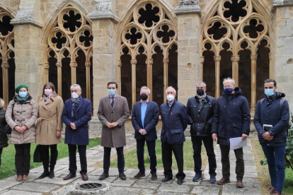 Foto de grupo de las autoridades políticas y eclesiásticas durante la visita a la iglesia de Santa María la Real de Sasamón. ECB