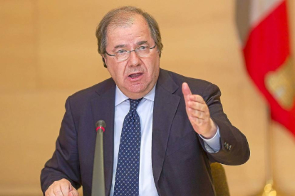Herrera marca los tiempos, en su gesto con la mano derecha, en la comparecencia.-Pablo Requejo