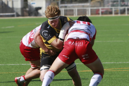 Ruan Snyman carga contra la cortina defensiva del Ordizia en el último partido en casa.-RAÚL OCHOA
