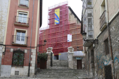 La actuación en San Gil comprende las fachadas sur y oeste y se alargará seis meses.-Raúl Ochoa