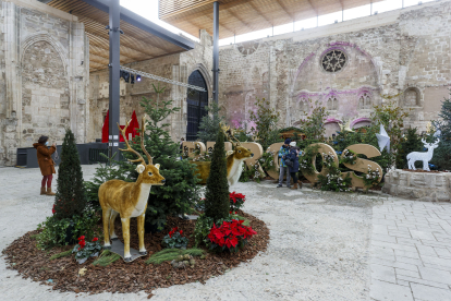 La decoración navideña es uno de los atractivos de la Feria Florista de Navidad. Esta imagen se corresponde con la edición de 2021 en el Monasterio de San Juan. SANTI OTERO