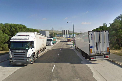 Varios camiones aparcados en una de las vías del polígono de Villalonquéjar.-ECB