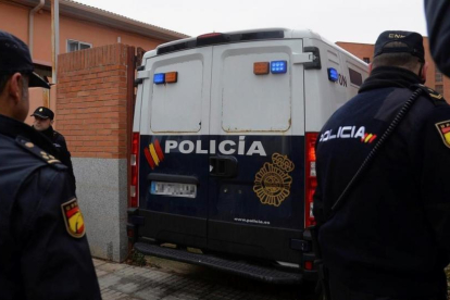 Un furgón policial traslada a los jugadores de la Arandina detenidos por la violación.-PACO SANTAMARÍA