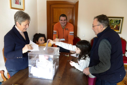 Imagen de la votación de hoy en Melgar.-ICAL