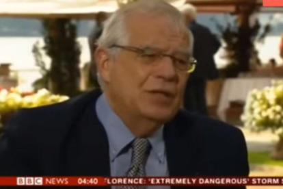 El ministro de Exteriores, Josep Borrell, durante su entrevista con la BBC.-EL PERIÓDICO