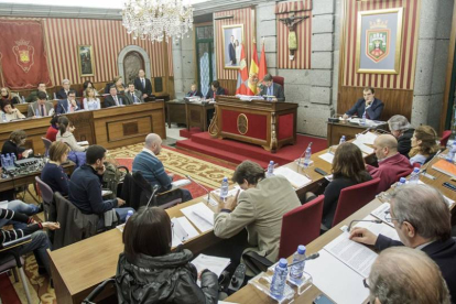 Un momento de la sesión del Pleno celebrado ayer para aprobar las cuentas para 2015.-SANTI OTERO