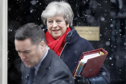 May abandona el número 10 de Downing Street, en Londres, el 28 de febrero.-/ AFP / TOLGA AKMEN