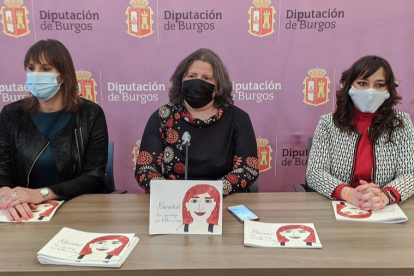 María Guimarey (centro), junto a Laura Puente y Gemma Villarroel, presenta '¡Cariño! Ven, que tengo que hablar contigo'. SANTI OTERO