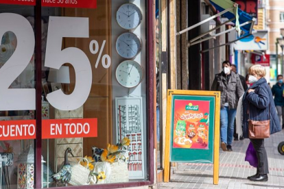 Una mujer mira un letrero en una zona comercial del barrio de Los Vadillos en la capital burgalesa. SANTI OTERO