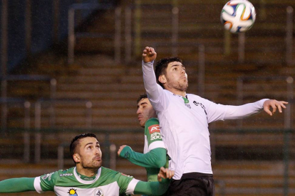 Cristian lucha por un balón aéreo en el choque ante el Astorga.-Santi Otero
