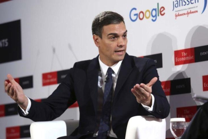El president del Gobierno, Pedro Sánchez, en un desayuno informativo de The Economist, en Madrid.-DAVID CASTRO