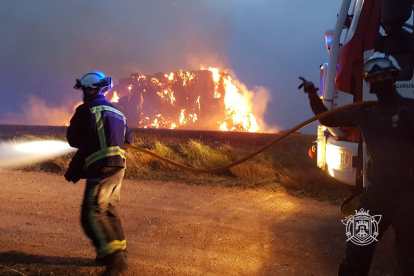 Los bomberos de Burgos tratan de extinguir un incendio junto al barrio de Cortes. BOMBEROS DE BURGOS