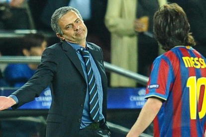 Mourinho gesticula ante Messi en un clásico del 2010.-JORDI COTRINA