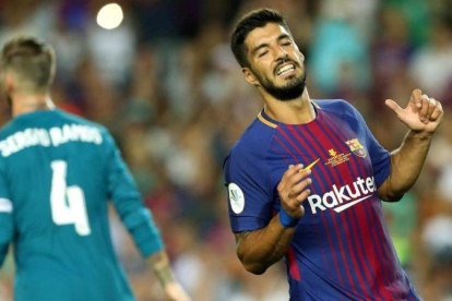 Luis Suárez, en el partido de ida de la Supercopa del Barça frente al Madrid.-EFE / TONI ALBIR