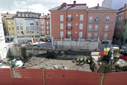 Las excavaciones se están llevando a cabo en la calle San Ignacio de Loyola, detrás de la iglesia de La Merced.-RAÚL G. OCHOA