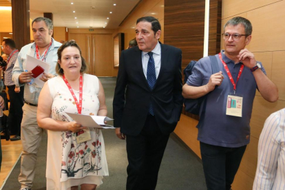 El consejero de Sanidad, Antonio María Sáez; el secretario de Organización Federal, Frederic Monell, y la secretaria general de Castilla y Léon, Carmen Amez, antes de la clausura del congreso constituyente de la FeSP-UGT Castilla y León-ICAL
