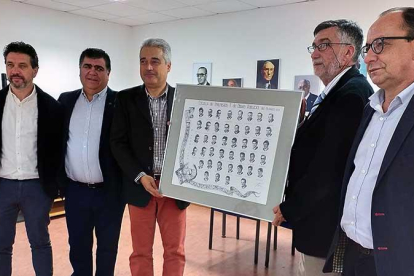 Pérez Ortega, Manso, Mariscal, De la Fuente y Fernández posan con la orla de la primera generación.-ECB