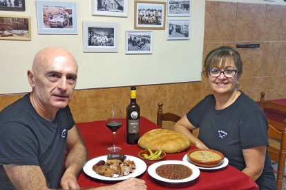 Víctor y Beatriz en una de las mesas del comedor de La Cantinilla con algunos de los platos de su oferta.