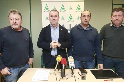 José Luis Alonso, Donaciano Dujo, Santiago Carretón y José Luis Arribas denunciaron ayer en la sede de Asaja la «competencia desleal» que sufre el lechazo.-RAÚL G. OCHOA