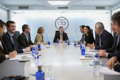 Mariano Rajoy, junto al equipo de dirección del PP, este lunes.-