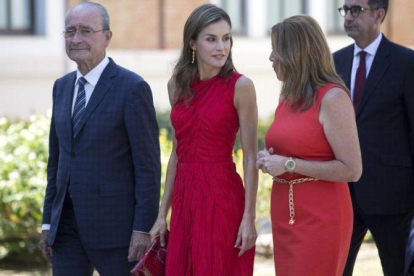 La reina Letizia y la presidenta de la Junta de Andalucía, Susana Díaz, con el alcalde de Málaga, Francisco de la Torre, el pasado 24 de julio.-EL PERIÓDICO / ARCHIVO