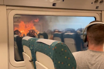 <p> Fuego de Losacio en Zamora visto desde el tren antes de ser cortado el AVE Madrid-Galicia. E. M. </p>