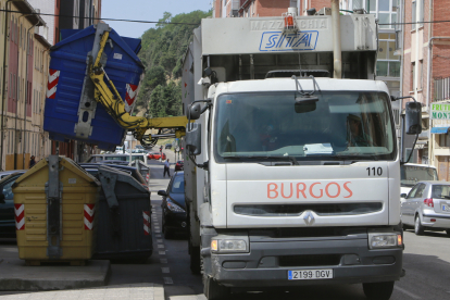 Un camión de basuras recoge un contenedor. ECB