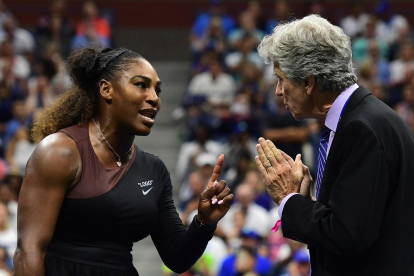 Serena protesta a la juez de línea-SARAH STIPER