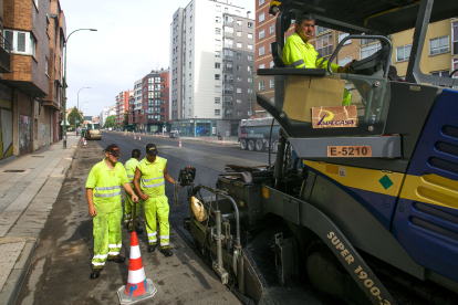 Actuaciones de asfaltado en la avenida Constitución Española, que está cerrada al tráfico por completo. TOMÁS ALONSO