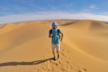 Raúl Gómez, durante su carrera en Marruecos, en el programa de Movistar+ Maraton Man.-EL PERIÓDICO