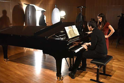 La soprano Alicia Amo y el pianista Diego Crespo, ambos burgaleses, durante el rodaje.-ECB