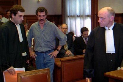 El abogado Paul Ekaert (a la derecha), durante el juicio sobre la deportación del presunto etarra Enrique Pagoaga Gallastegi (en el centro), en el 2001.-ARCHIVO