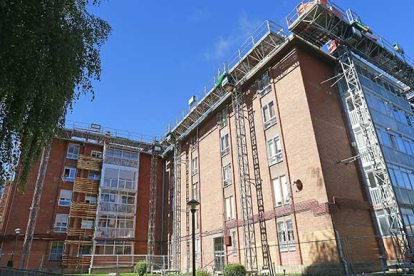 Los operarios trabajaban ayer en las envolventes de parte de los edificios en los que se intervendrá en esta primera fase.-RAÚL OCHOA
