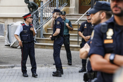Agentes de la Policía Nacional, la Guardia Civil, los Mossos dEsquadra, ante la Delegación del Gobierno, el 25 de septiembre del 2017.-EL PERIÓDICO