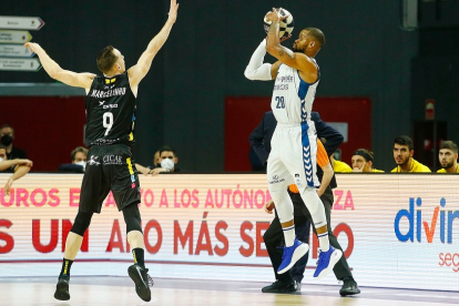 Cook lanza a canasta ante Huertas en el partido de Copa del Rey. ACB PHOTO