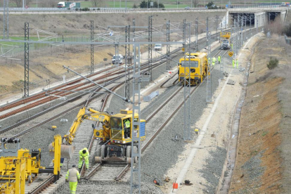 Actuaciones previas que se han iniciado para la adecuación y diferenciación de vías de alta velocidad y convencional en la nueva estación.-ISRAEL L. MURILLO