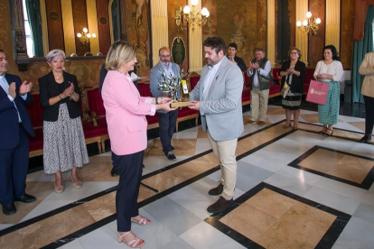 La concejala de Servicios Sociales, Sonia Rodríguez, entrega un obsequio al alcalde de Cabra del Santo Cristo, Juan Guidú. TOMÁS ALONSO