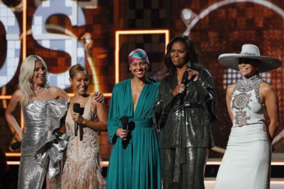De izquierda a derecha, Lady Gaga, Jennifer Lopez, Alicia Keys, Michelle Obama y Jada Pinkett Smith, en uno de los momentos estelares de la gala de los Grammy.-EL PERIÓDICO