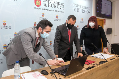 Sergio Pérez, Santiago Bello y Marta Méndez, durante la presentación del informe en la UBU. TOMÁS ALONSO
