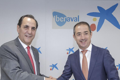 Álvarez y Bilbao se estrechan la mano tras firmar la renovación del convenio entre Iberaval y CaixaBank.-SANTI OTERO
